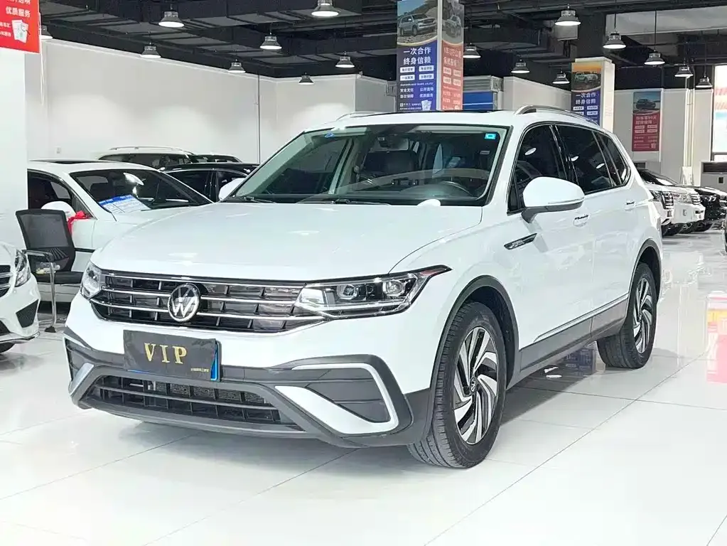 Volkswagen Tiguan L — фото 1