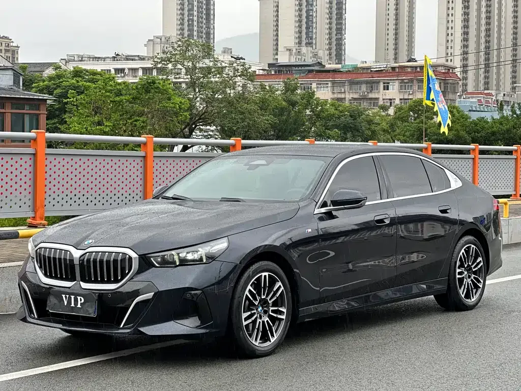 BMW 5 Series — фото 1