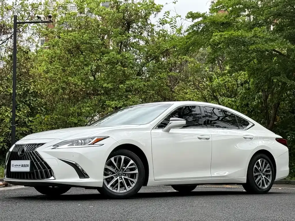 Lexus ES — фото 1