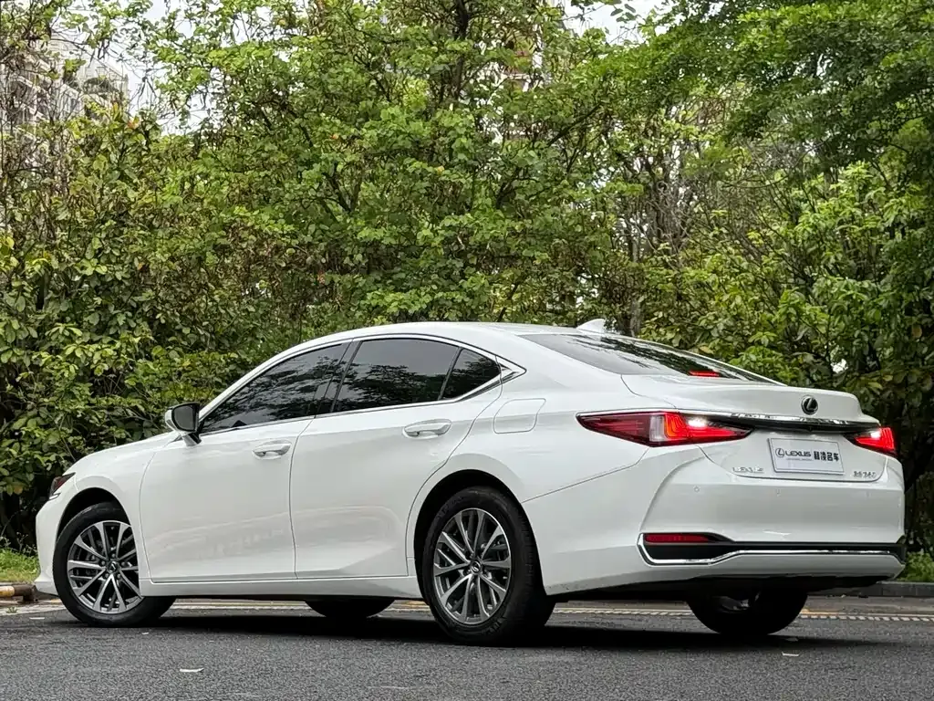 Lexus ES — фото 10