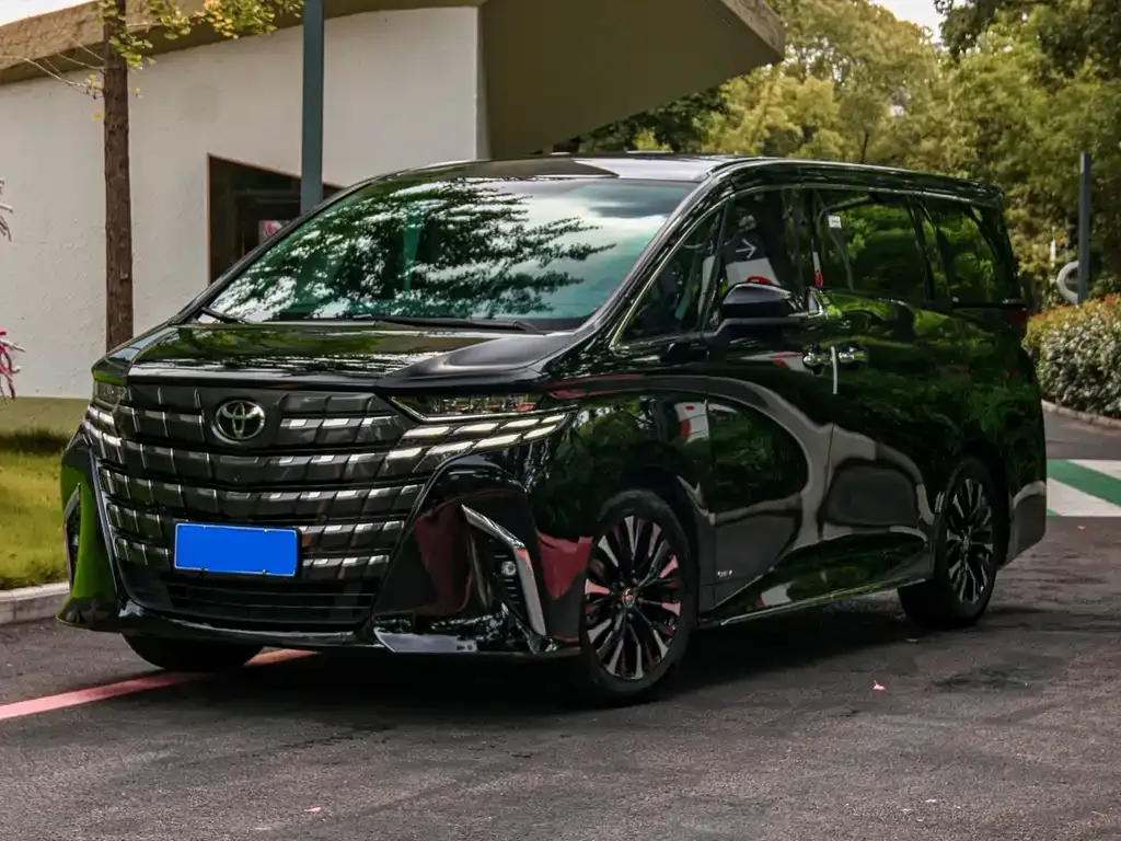 Toyota Alphard — фото 1