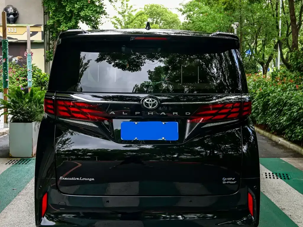 Toyota Alphard — фото 9