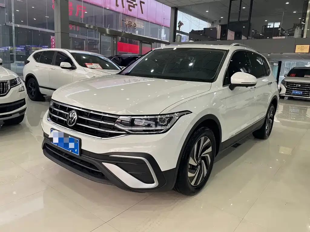 Volkswagen Tiguan L — фото 1