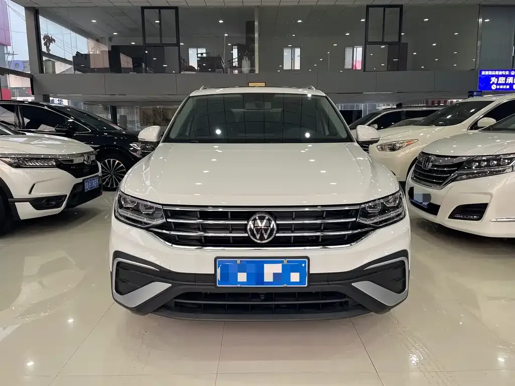 Volkswagen Tiguan L — фото 10