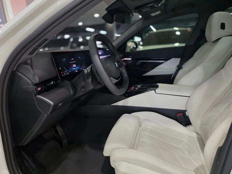 BMW 5-Series 2024 из KR, фото 8