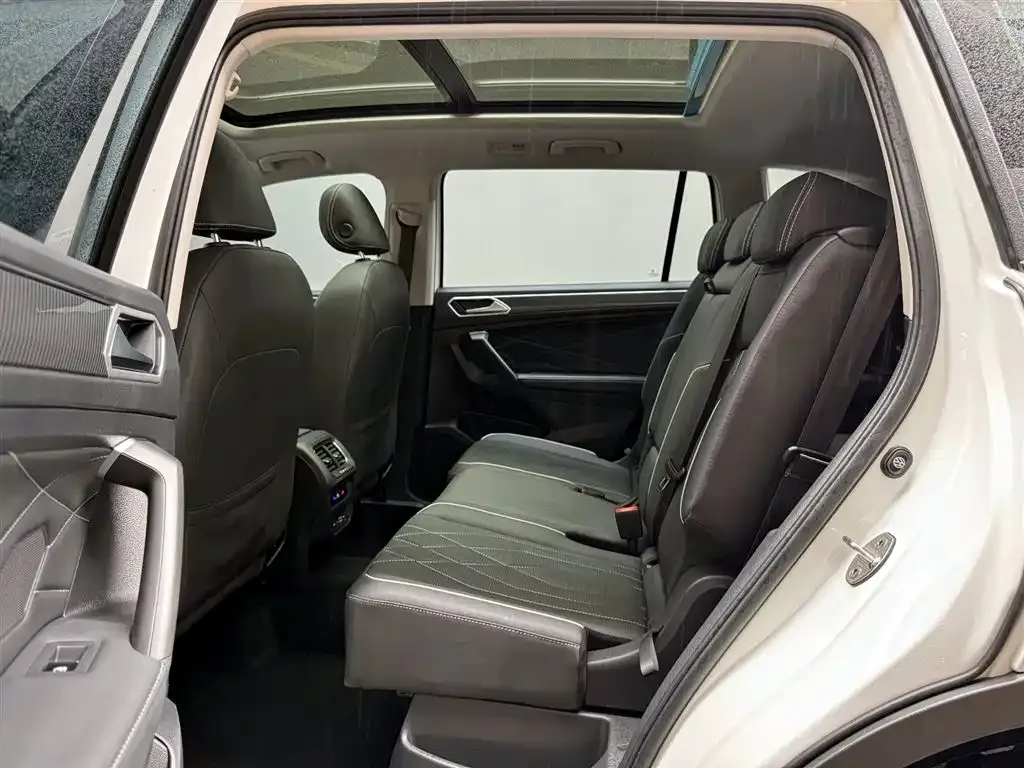 Volkswagen Tiguan L — фото 10
