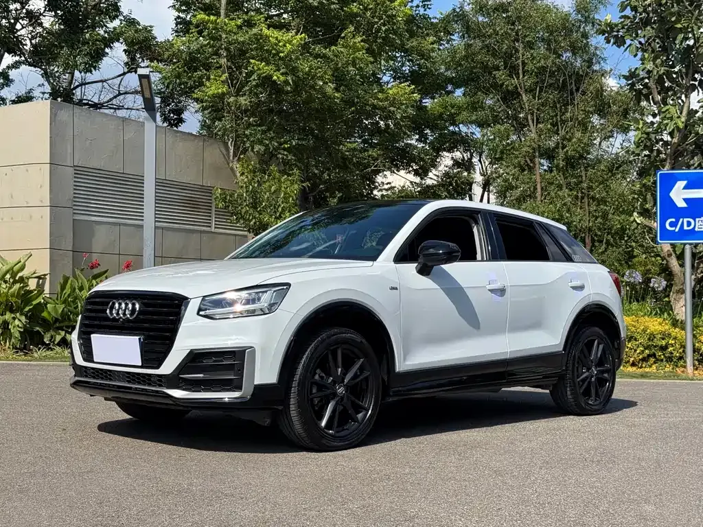 Audi Q2L — фото 1