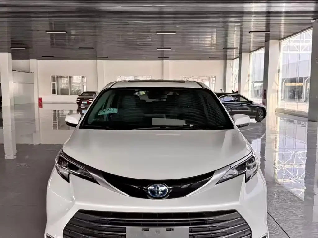Toyota Sienna — фото 1