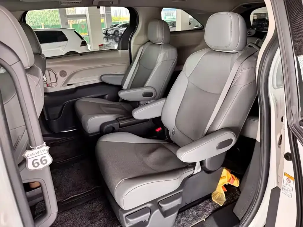 Toyota Sienna — фото 3