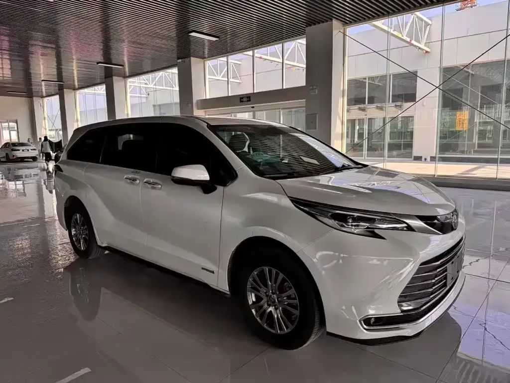 Toyota Sienna — фото 5