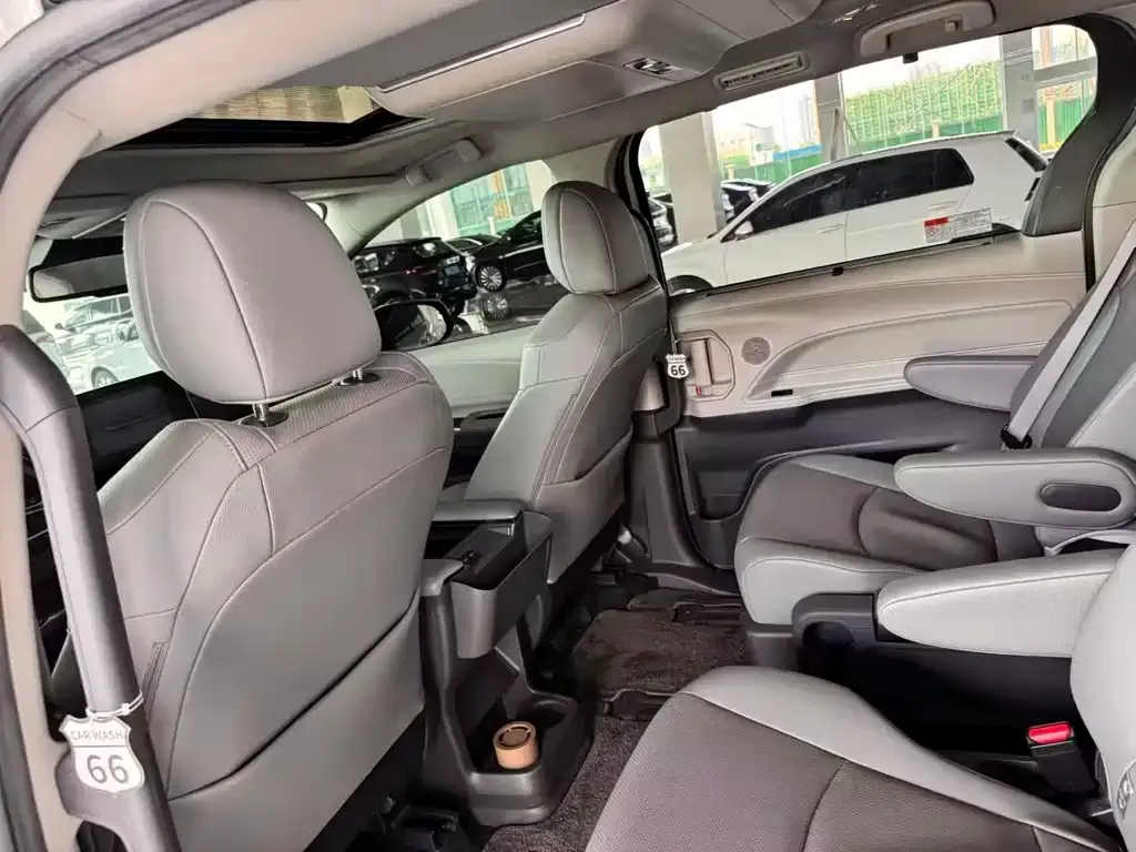 Toyota Sienna — фото 2