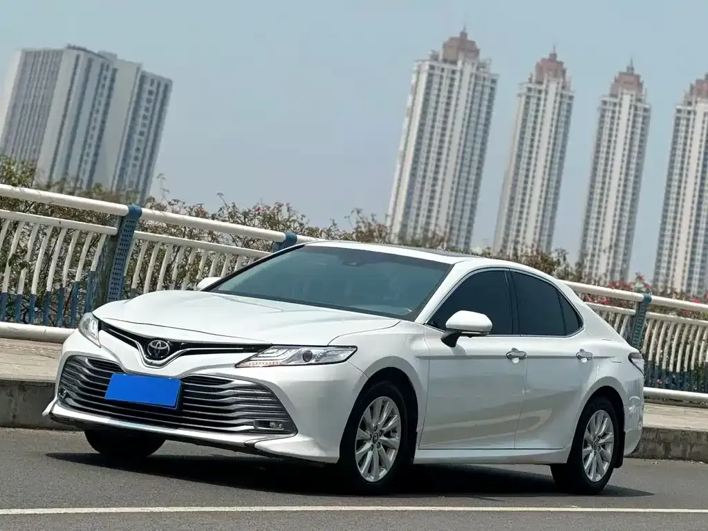 Toyota Camry — фото 1