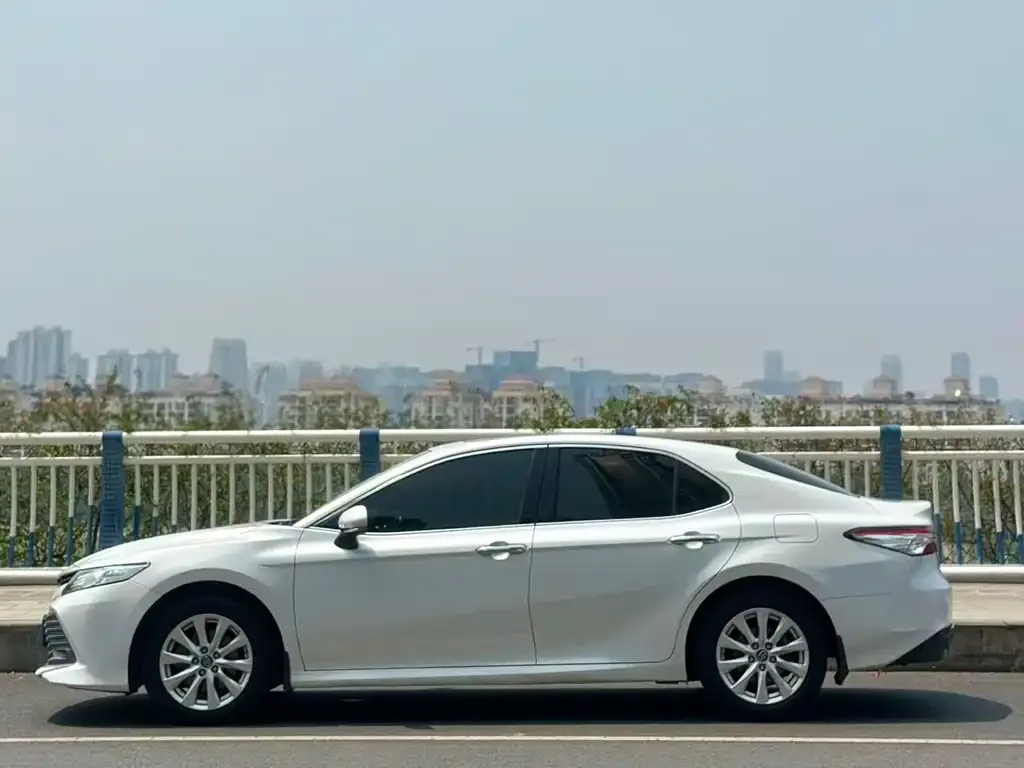 Toyota Camry — фото 9