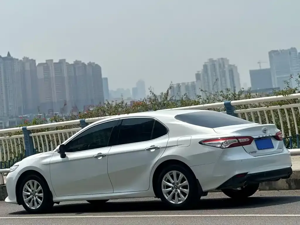 Toyota Camry — фото 3