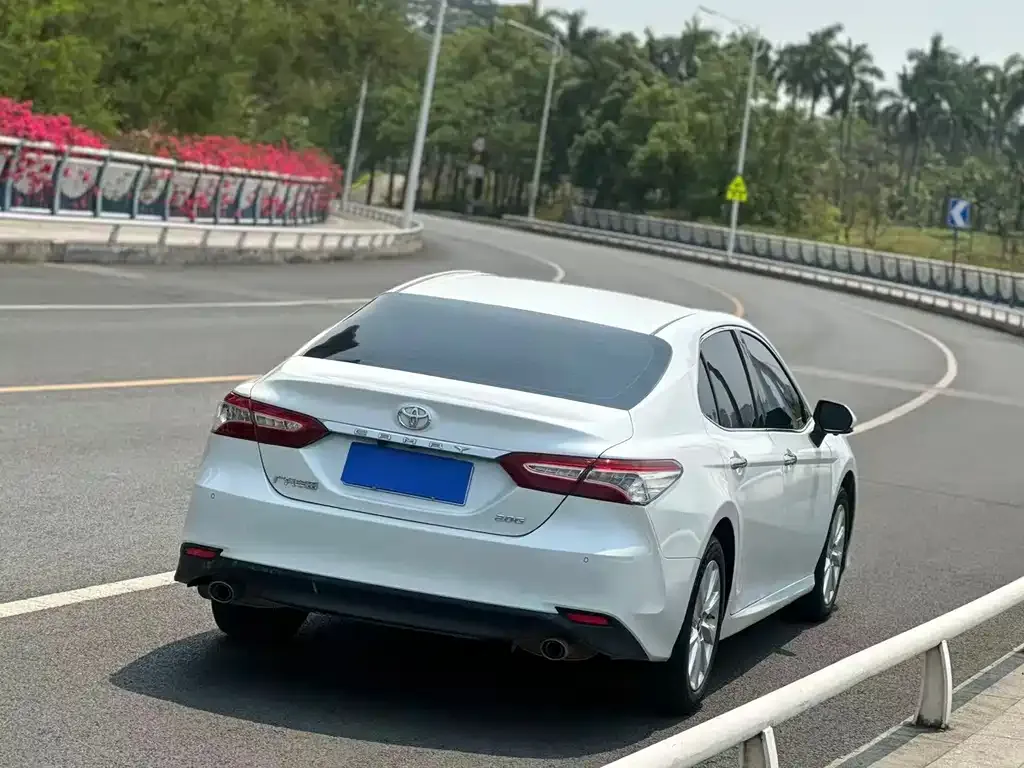 Toyota Camry — фото 4