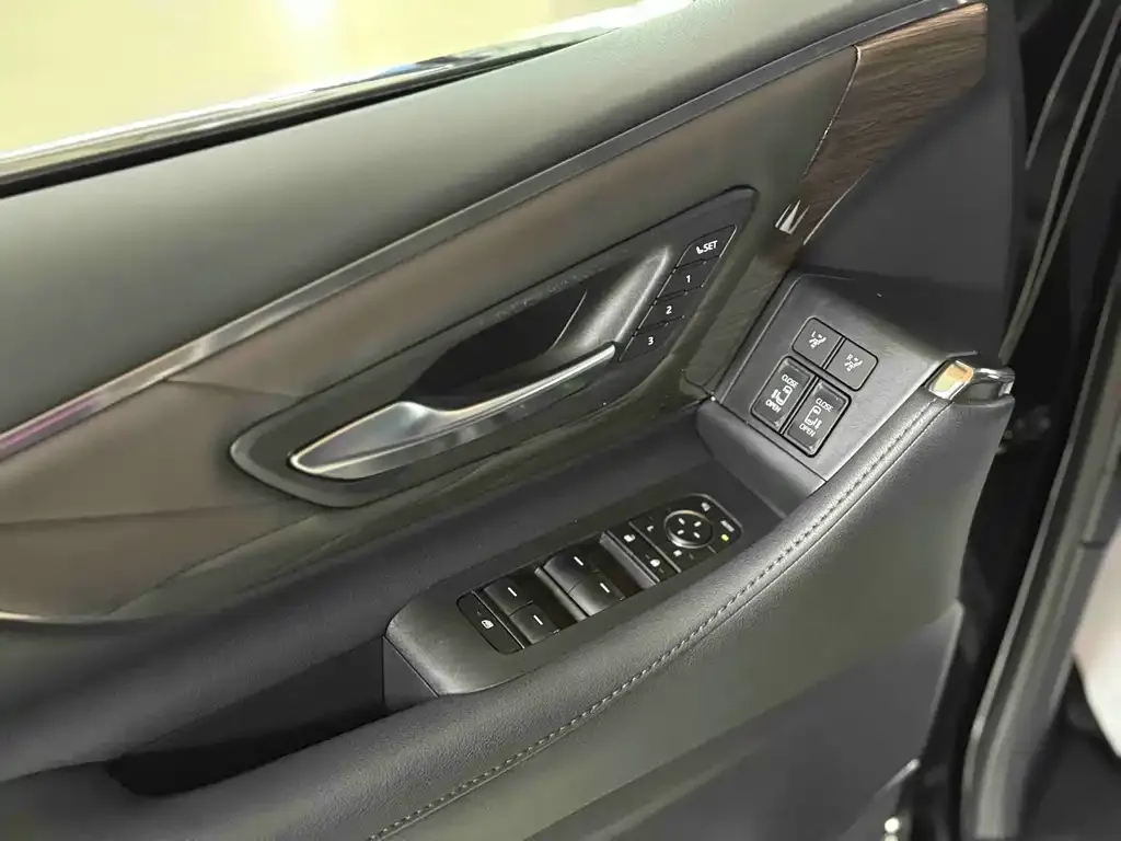 Toyota Alphard — фото 2