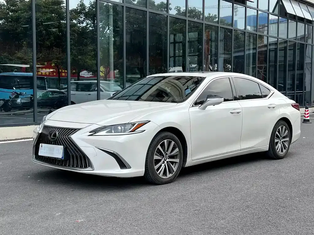Lexus ES — фото 1