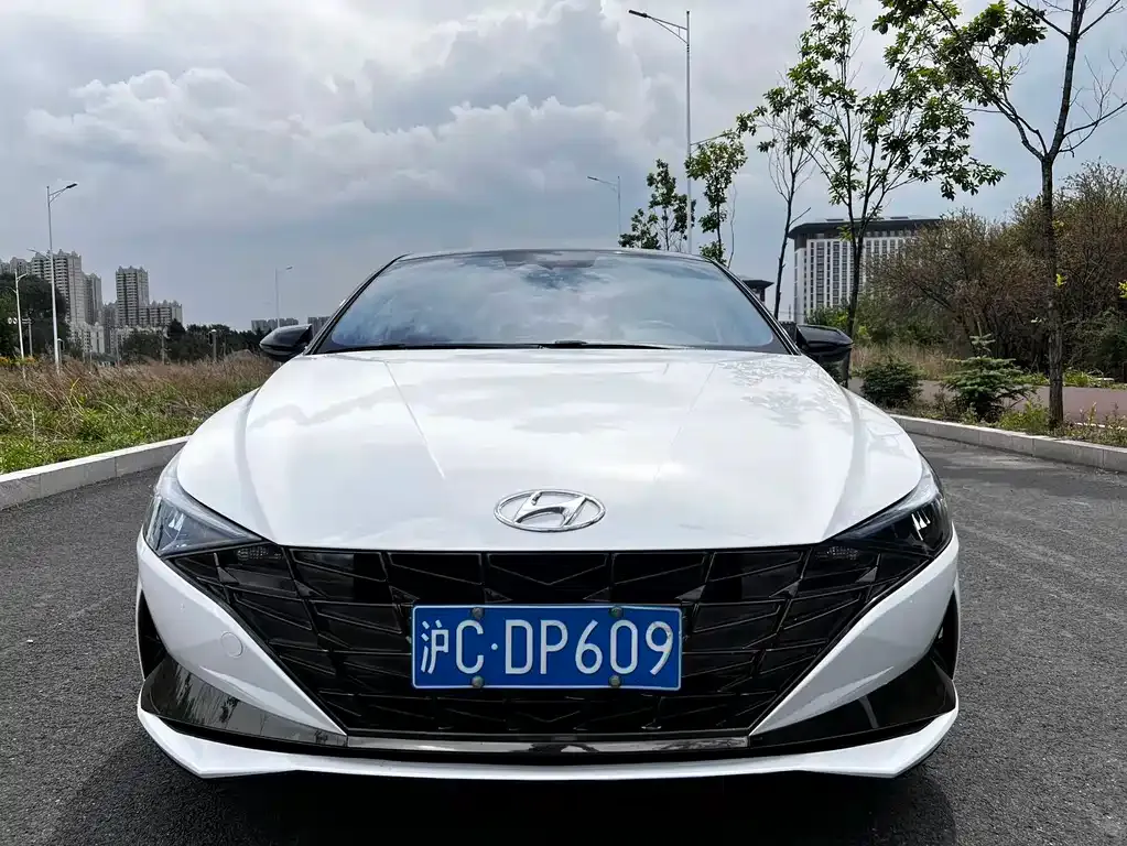 Hyundai Elantra — фото 1