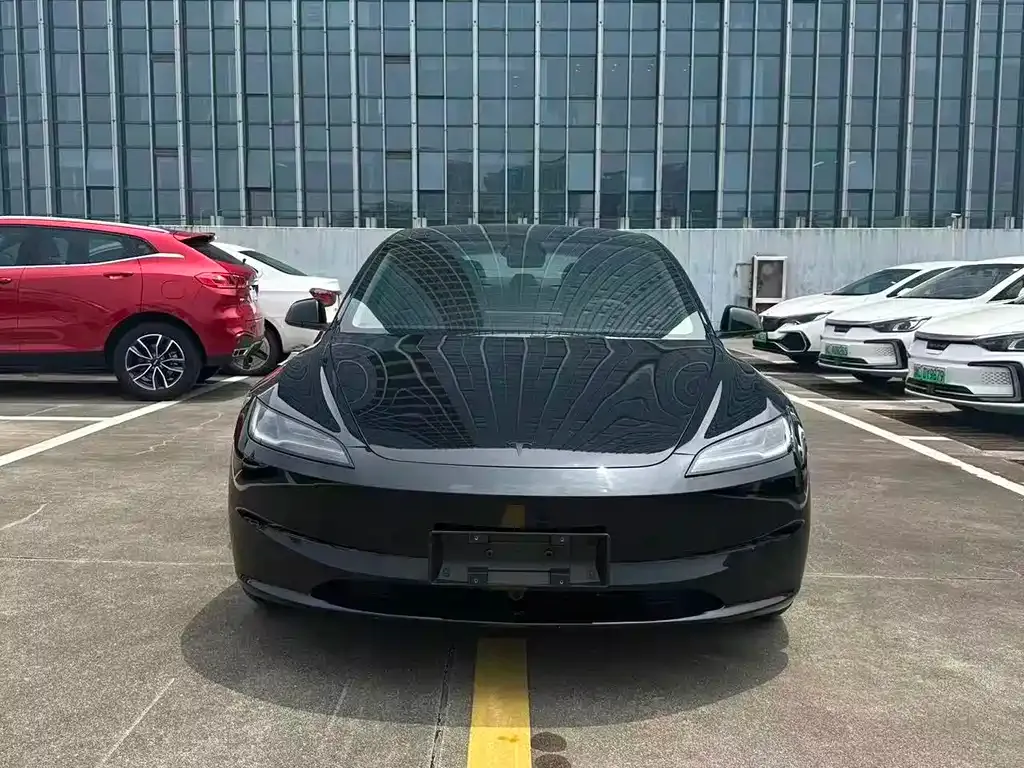 Tesla Model 3 — фото 1