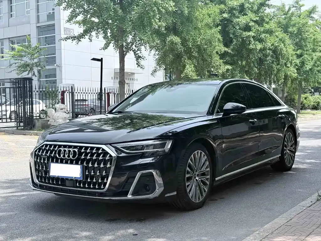 Audi A8 — фото 1
