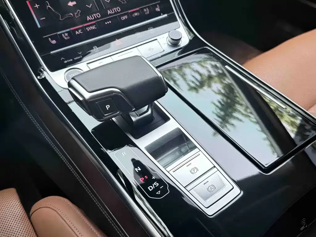 Audi A8 — фото 7