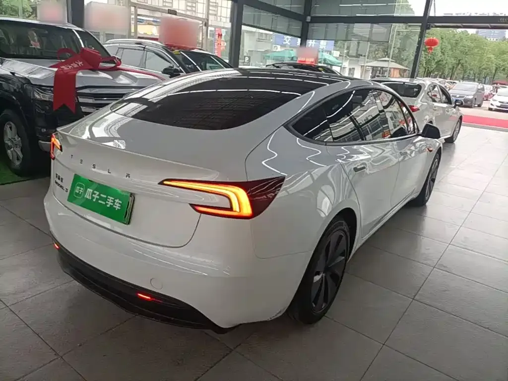 Tesla Model 3 — фото 7