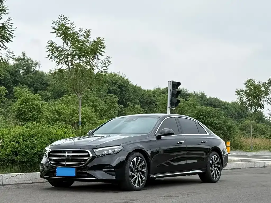 Mercedes-Benz E-Class — фото 1