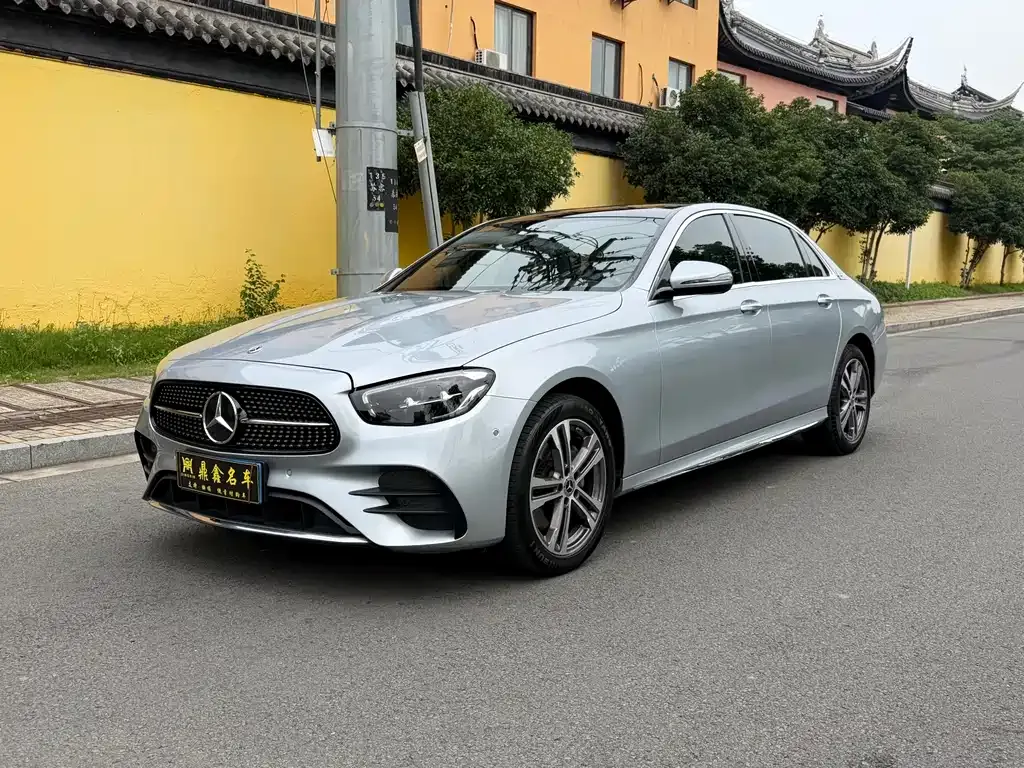 Mercedes-Benz E-Class — фото 1