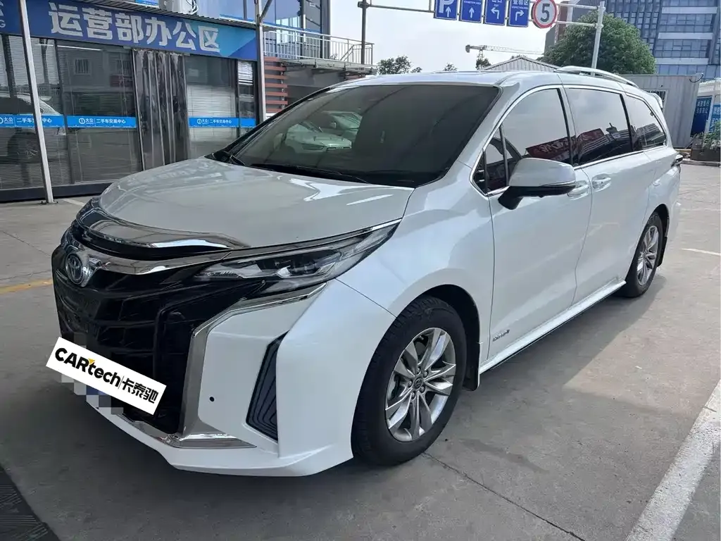Toyota Sienna — фото 1