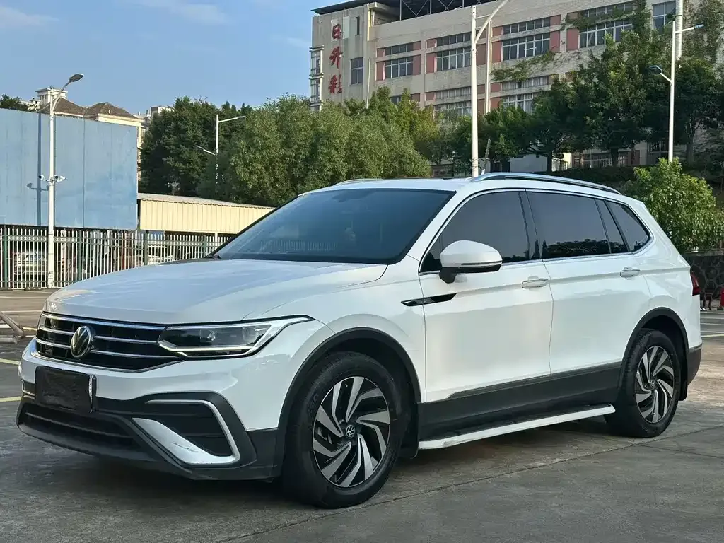 Volkswagen Tiguan L — фото 1
