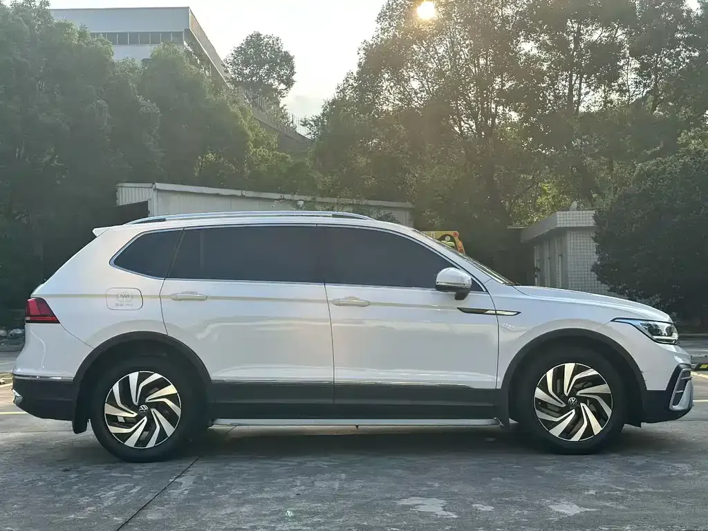 Volkswagen Tiguan L — фото 9