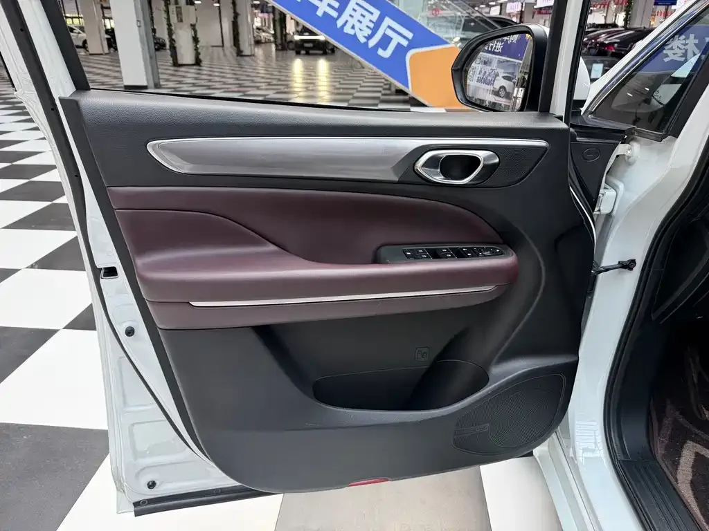 GAC Motor Trumpchi M6 — фото 8