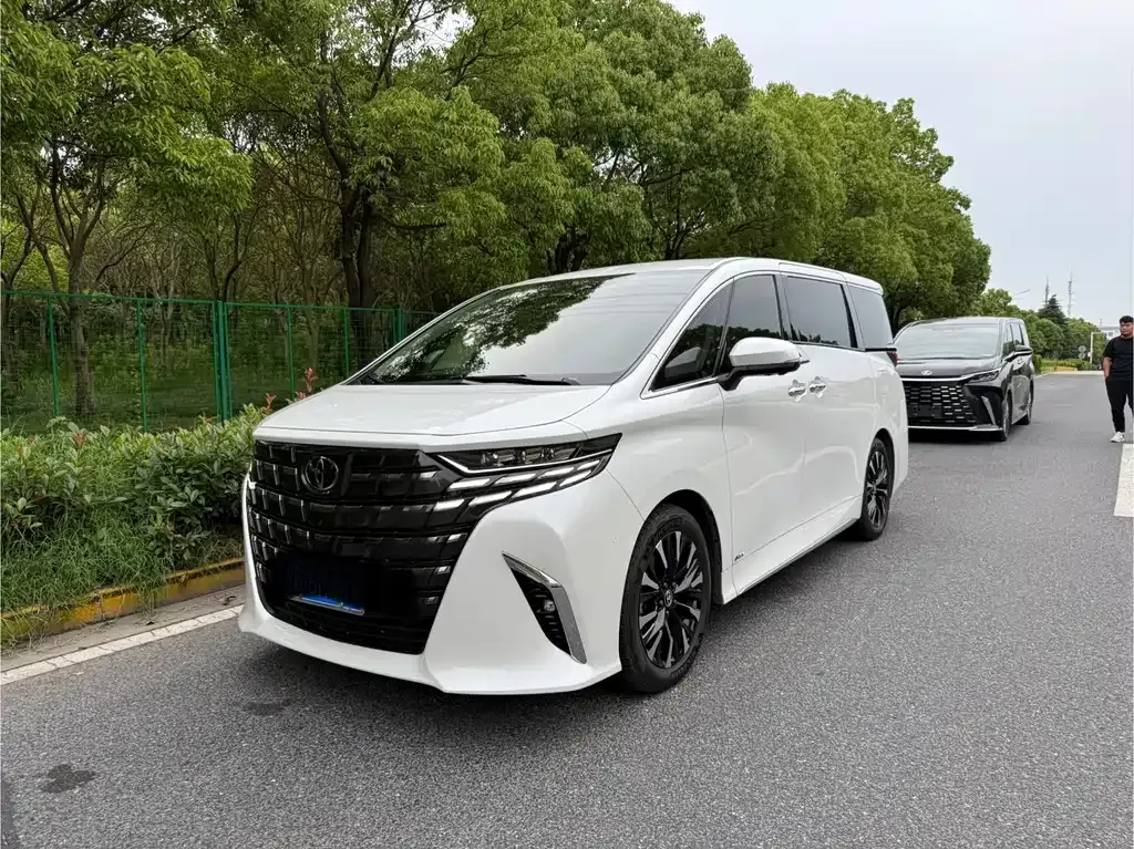 Toyota Alphard — фото 1