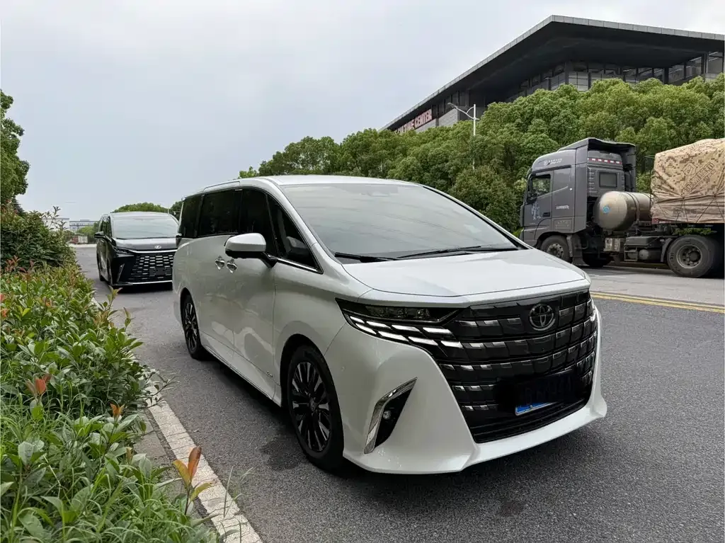 Toyota Alphard — фото 3