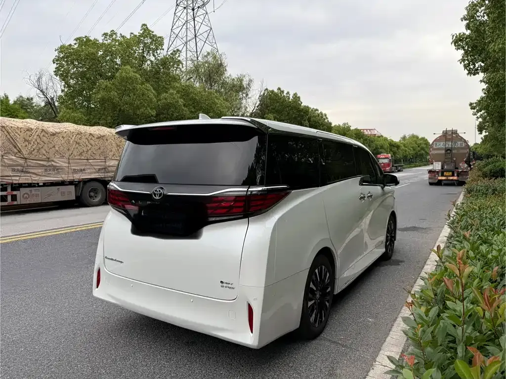 Toyota Alphard — фото 8