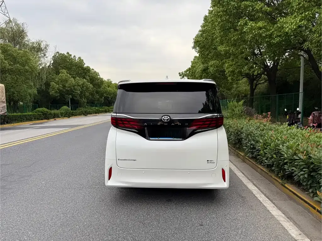 Toyota Alphard — фото 4