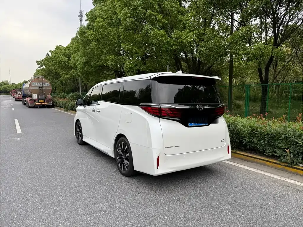 Toyota Alphard — фото 7