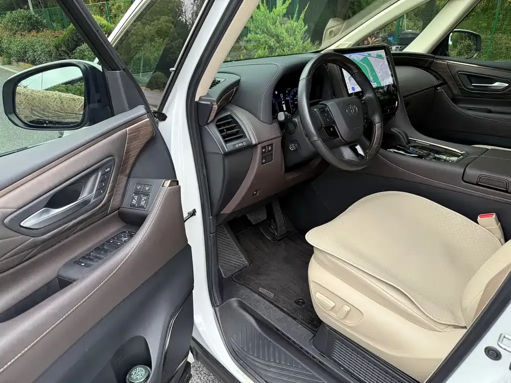 Toyota Alphard — фото 2