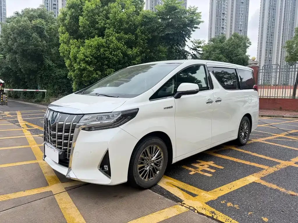 Toyota Alphard — фото 1
