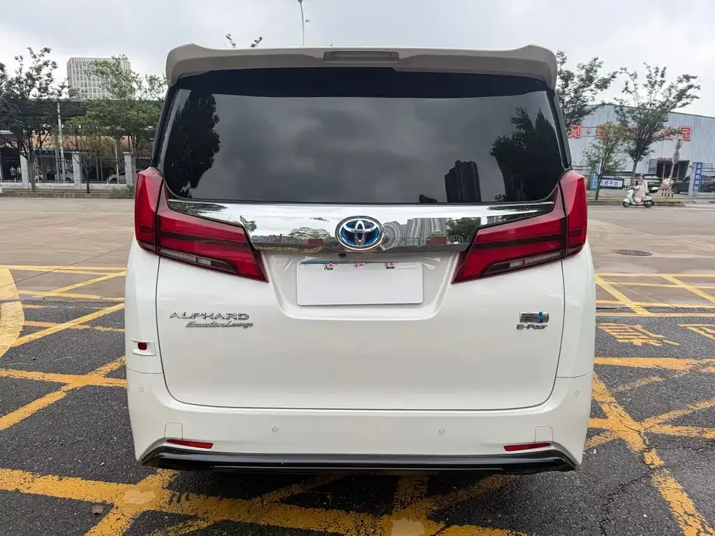 Toyota Alphard — фото 7