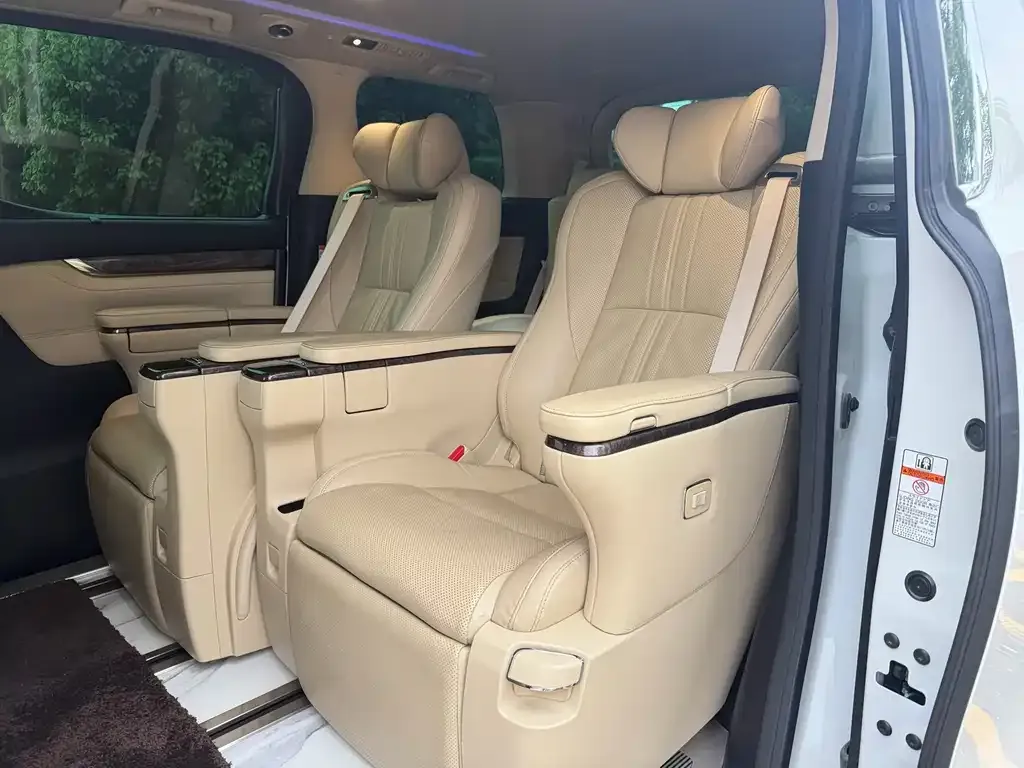 Toyota Alphard — фото 4