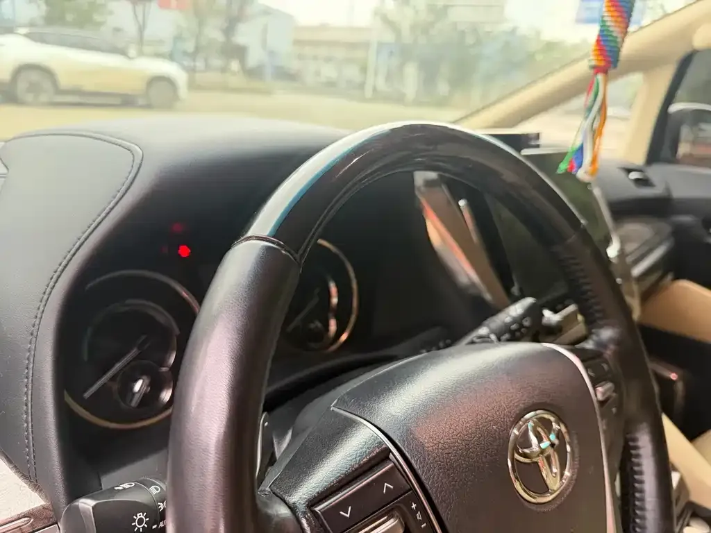 Toyota Alphard — фото 2