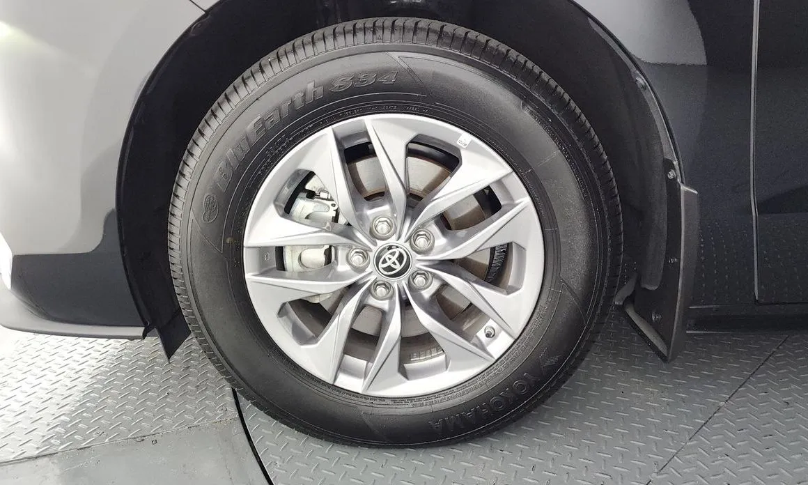 Toyota Sienna — фото 9