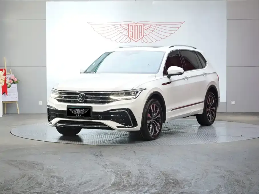 Volkswagen Tiguan L — фото 1