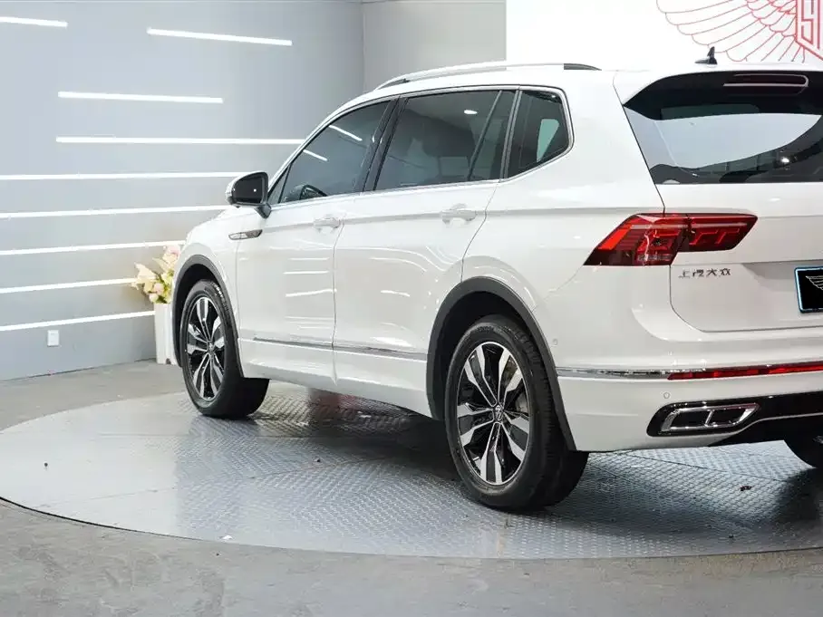 Volkswagen Tiguan L — фото 8