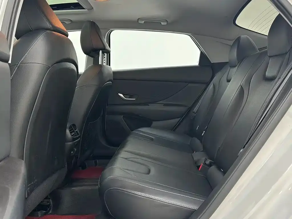 Hyundai Elantra — фото 2