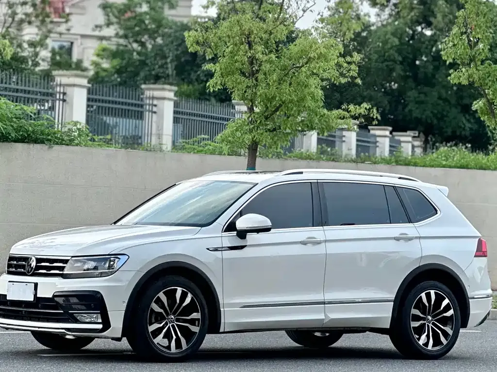 Volkswagen Tiguan L — фото 1