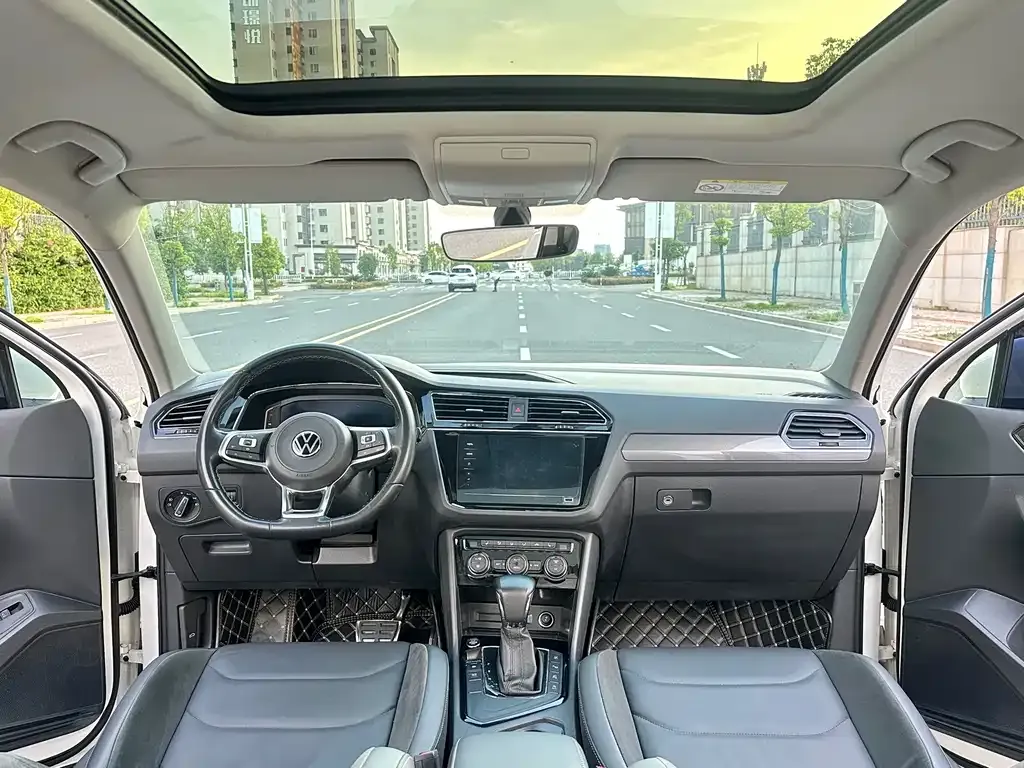 Volkswagen Tiguan L — фото 10
