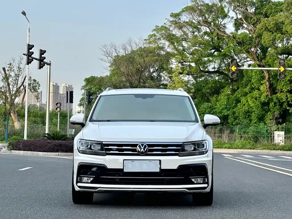 Volkswagen Tiguan L — фото 7