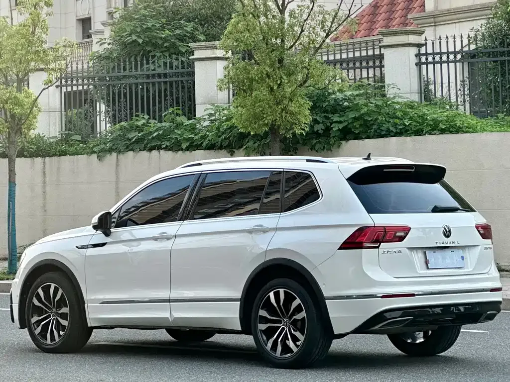 Volkswagen Tiguan L — фото 9